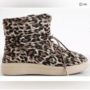 Hey Dude woman’s 6 Margot Eco Leopard Boots camo slipper slip on